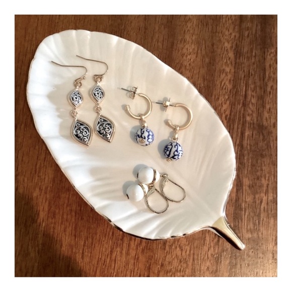 Patricia Nash Brushed Gold Hoop Drop Earrings Blue And White Floral Glass Bead - Picture 5 of 12